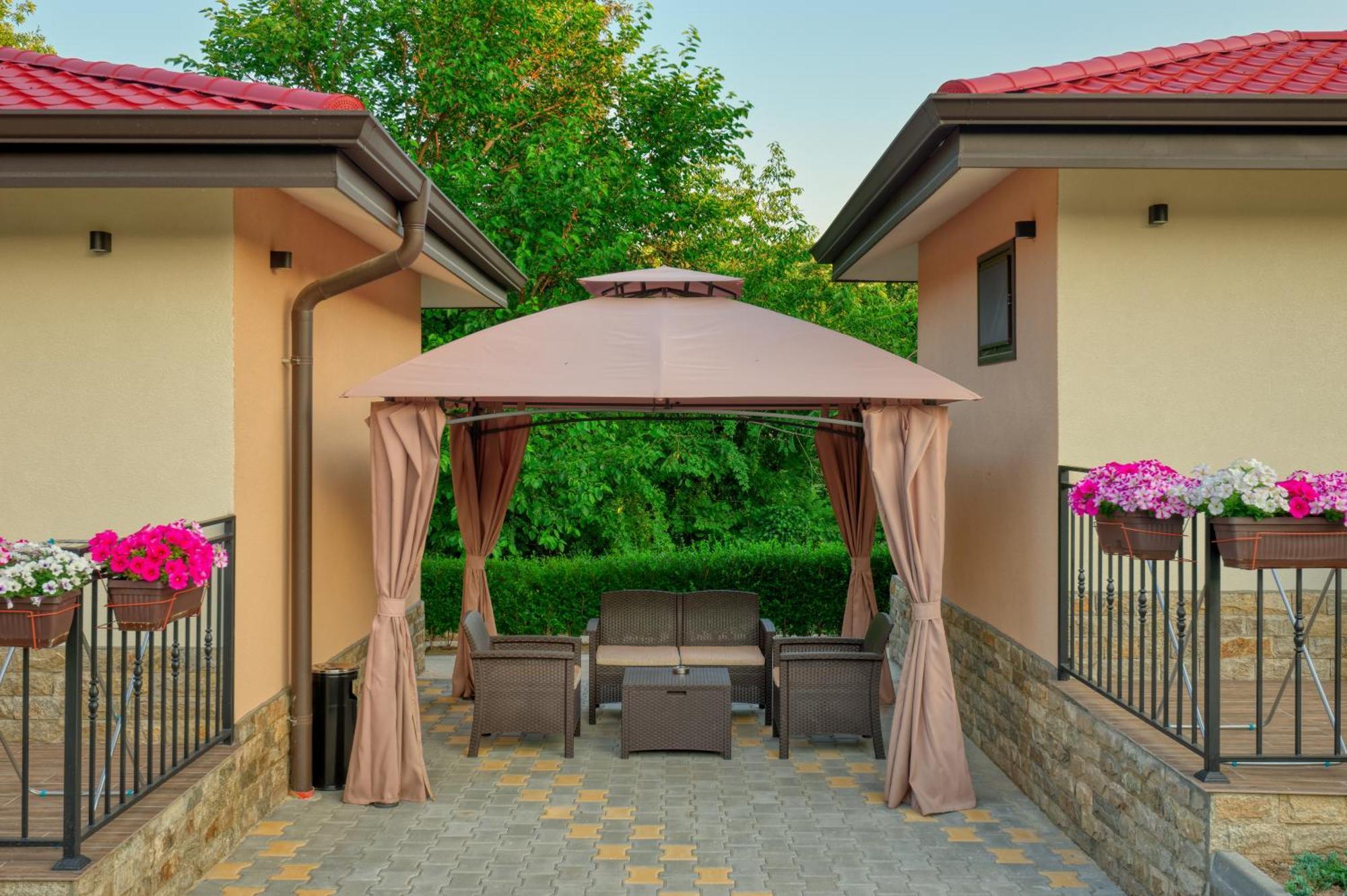 Hotel Комплекс Колонада Chisarja Exteriér fotografie